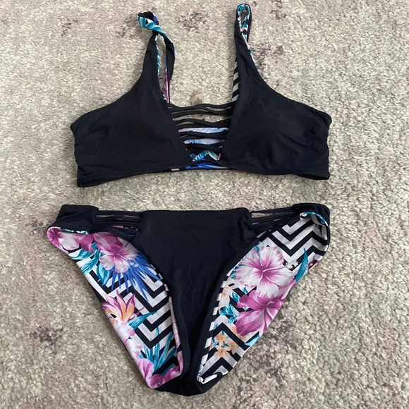 TiniBikini Women’s Reversible Floral Chevron Black 2 Piece Swim Bikini Sz M - Picture 7 of 7